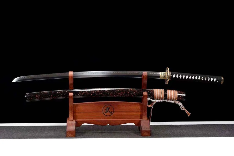 Katana Ōchō en acier T10 avec hamon, saya en bois laqué noir, acier t10 · hamon