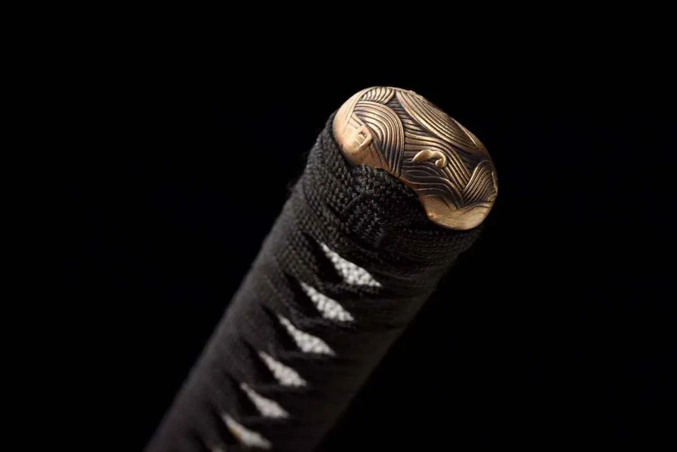Katana Ōchō en acier T10 avec hamon, saya en bois laqué noir, vue 2