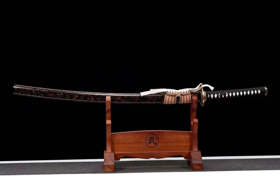 Katana Ōchō en acier T10 avec hamon, saya en bois laqué noir, vue 3
