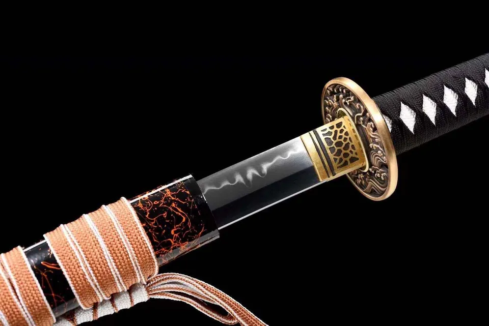 Katana Ōchō en acier T10 avec hamon, saya en bois laqué noir, vue 4