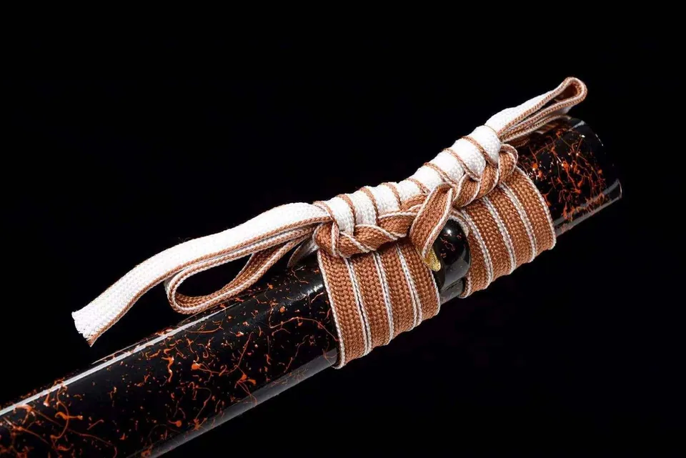 Katana Ōchō en acier T10 avec hamon, saya en bois laqué noir, vue 5