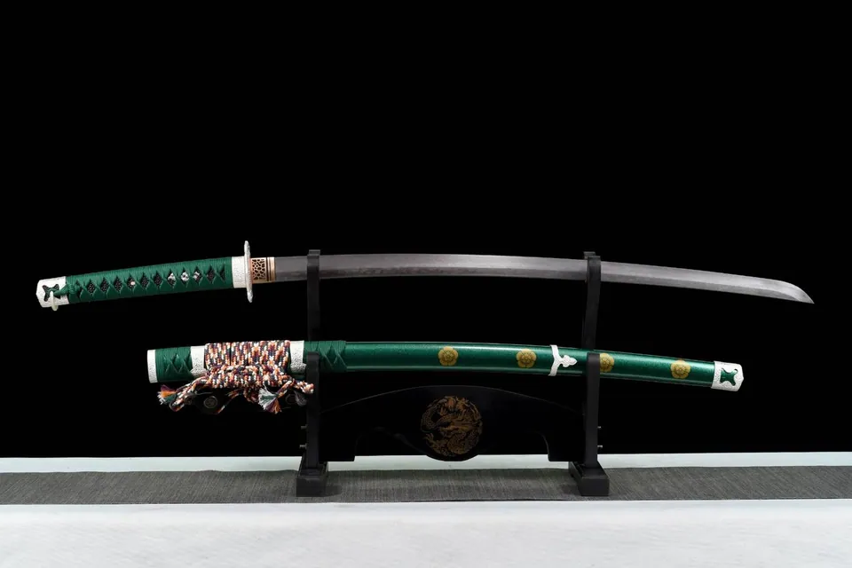 Katana Oda en acier T10, saya laqué vert au symbole du clan Oda, acier t10 · hamon