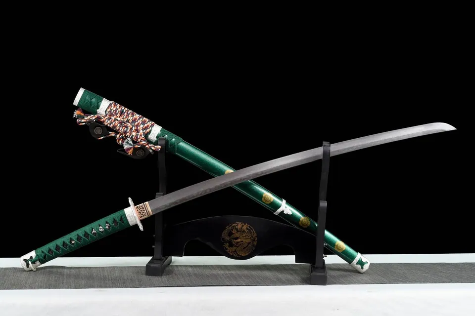 Katana Oda en acier T10, saya laqué vert au symbole du clan Oda, vue 2