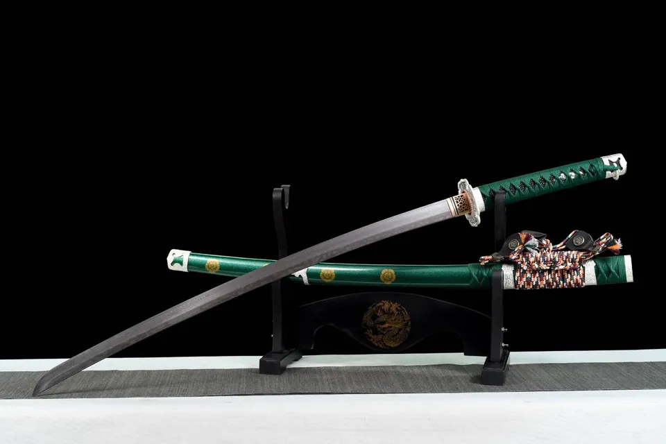 Katana Oda en acier T10, saya laqué vert au symbole du clan Oda, vue 3