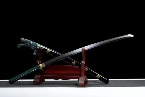 Katana Ōkami en acier T10 avec hamon, saya au motif du clan Toyotomi