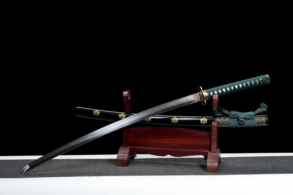 Katana Ōkami en acier T10 avec hamon, saya au motif du clan Toyotomi, vue 2