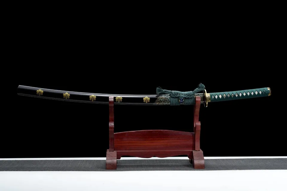 Katana Ōkami en acier T10 avec hamon, saya au motif du clan Toyotomi, vue 3