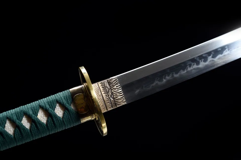 Katana Ōkami en acier T10 avec hamon, saya au motif du clan Toyotomi, vue 4