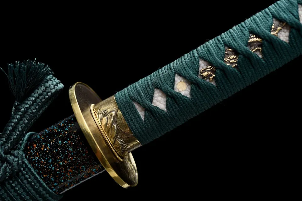 Katana Ōkami en acier T10 avec hamon, saya au motif du clan Toyotomi, vue 5