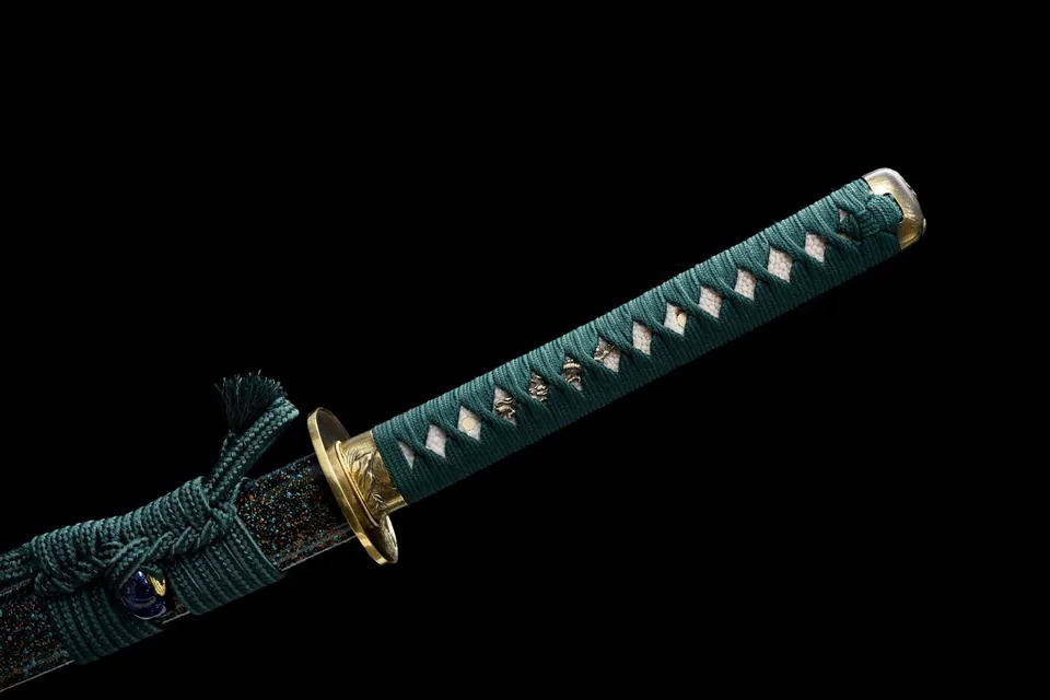 Katana Ōkami en acier T10 avec hamon, saya au motif du clan Toyotomi, vue 6