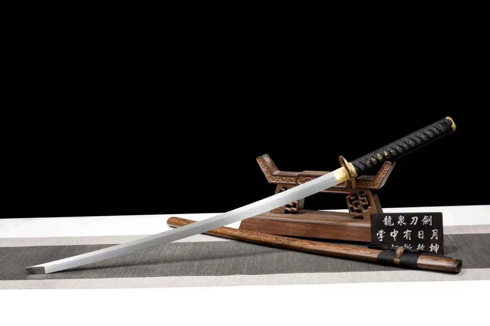 Katana Ōku en acier 608, tsuba en laiton, saya en bois laqué, vue 2
