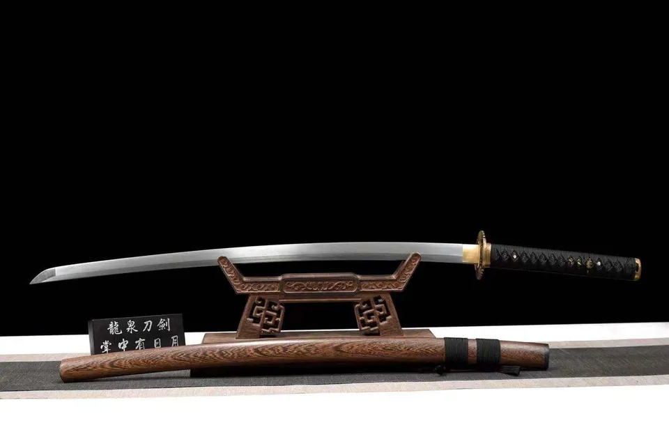 Katana Ōku en acier 608, tsuba en laiton, saya en bois laqué, vue 3