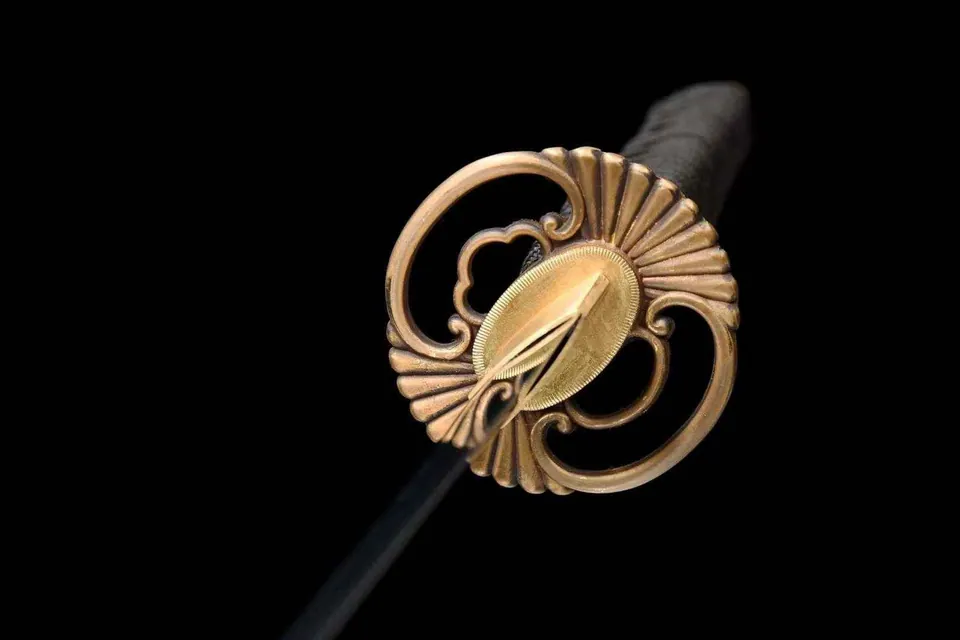 Katana Ōku en acier 608, tsuba en laiton, saya en bois laqué, vue 5