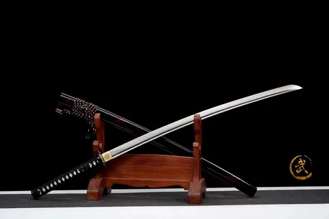 Katana Oni en acier damas, saya laqué, monture en alliage de zinc