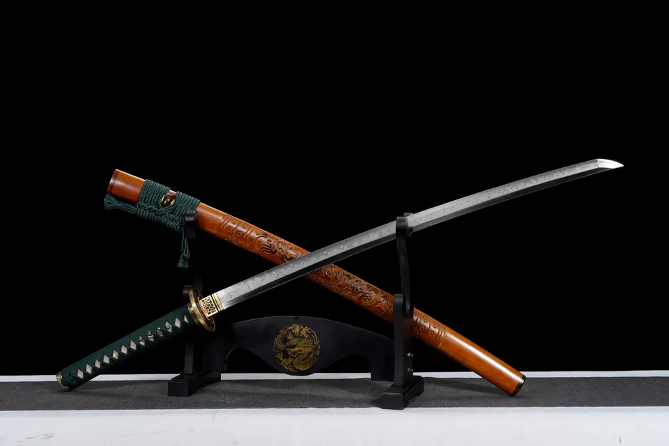 Katana Orochi en acier T10, hamon en flamme, tsuba en cuivre doré, vue 2