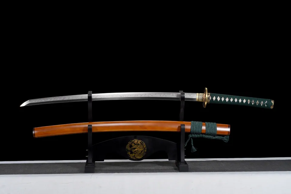 Katana Orochi en acier T10, hamon en flamme, tsuba en cuivre doré, vue 3