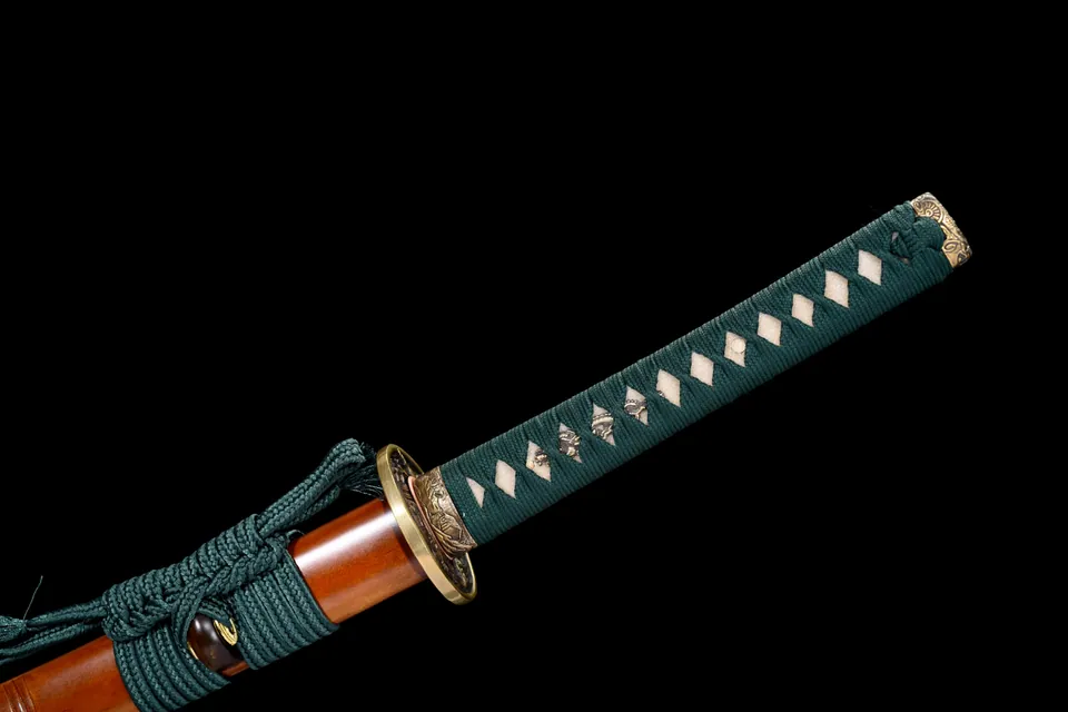 Katana Orochi en acier T10, hamon en flamme, tsuba en cuivre doré, vue 6