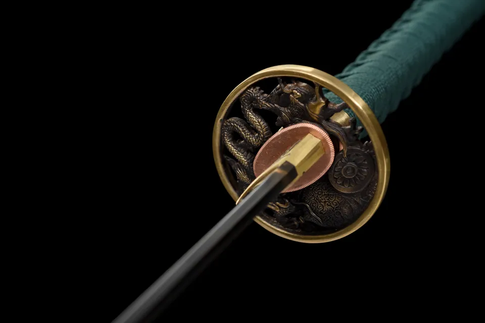 Katana Orochi en acier T10, hamon en flamme, tsuba en cuivre doré, vue 7