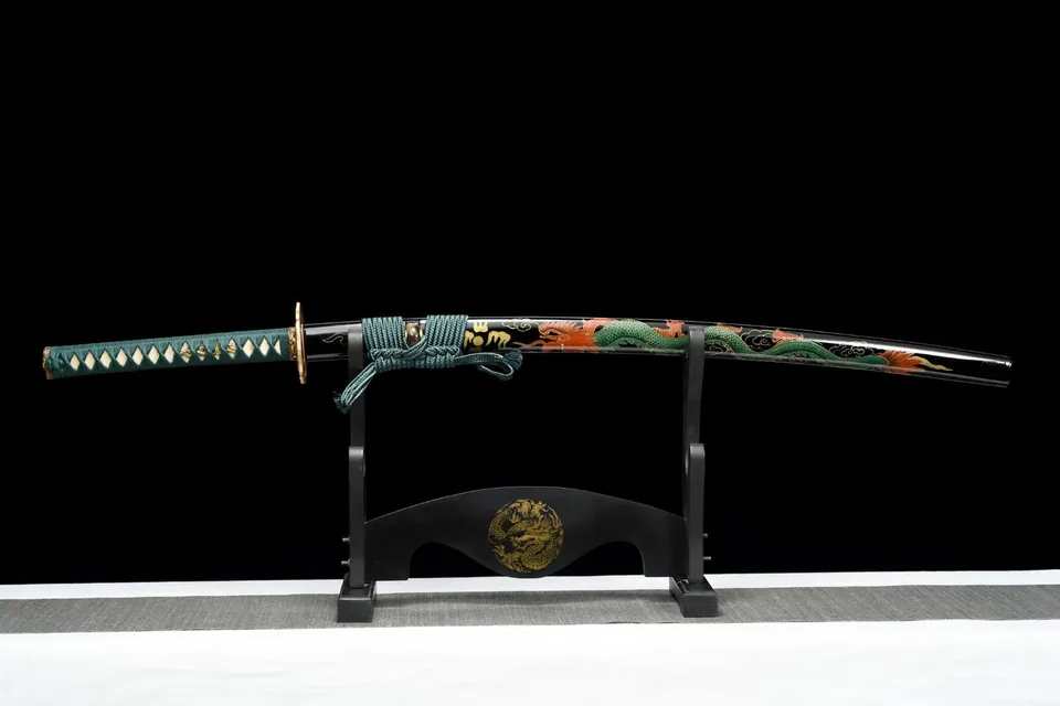 Katana Ozayaka en acier damas, saya noir au dragon, sageo vert