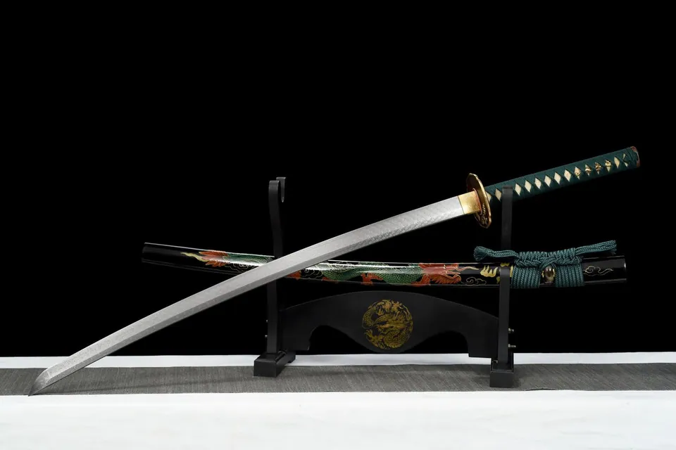 Katana Ozayaka en acier damas, saya noir au dragon, sageo vert, vue 2