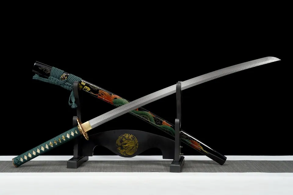 Katana Ozayaka en acier damas, saya noir au dragon, sageo vert, vue 3