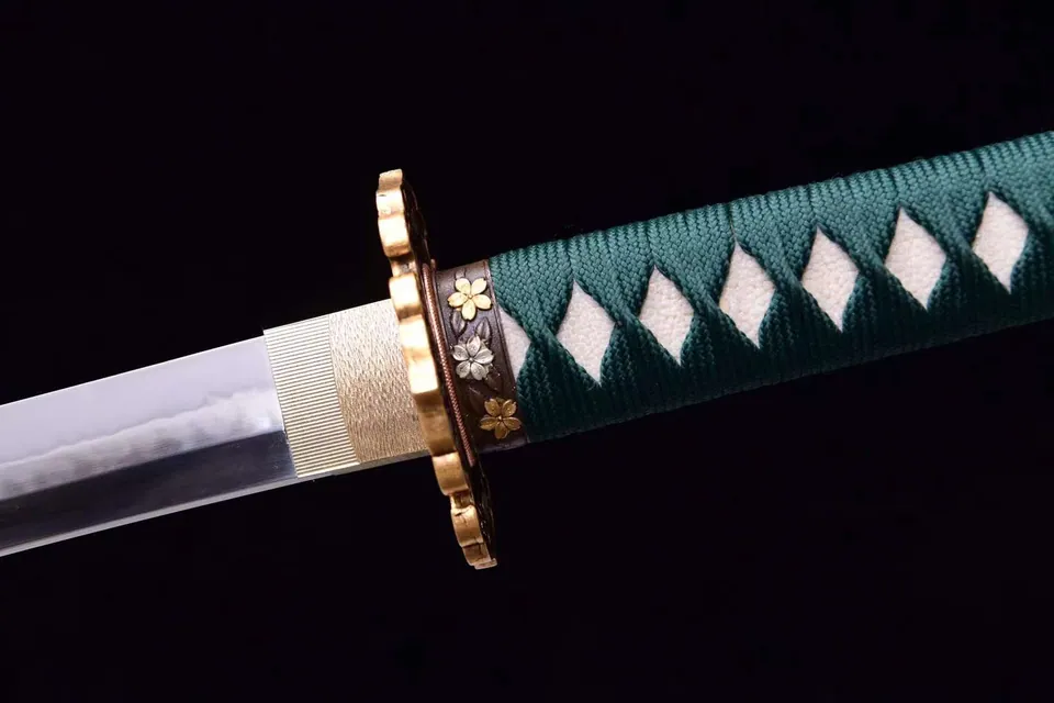 Katana Pikokku en acier T10 avec hamon choji, sageo vert, vue 3