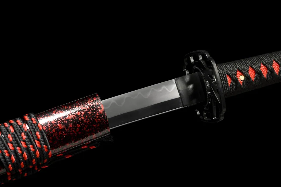 Katana Pimpas en acier T10, hamon ondulé, cordage rouge et noir, vue 3