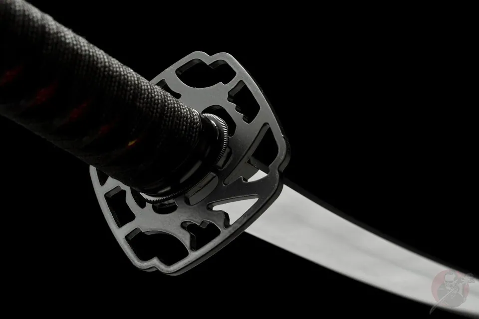 Katana Pimpas en acier T10, hamon ondulé, cordage rouge et noir, vue 4