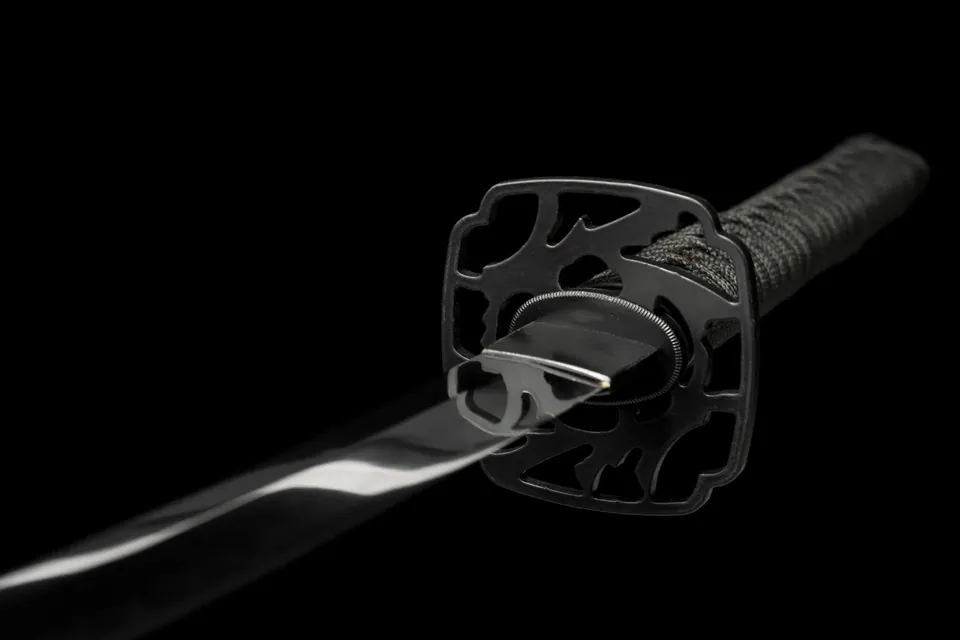 Katana Pimpas en acier T10, hamon ondulé, cordage rouge et noir, vue 7