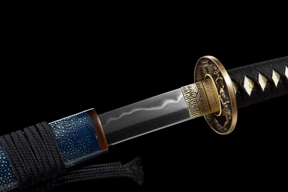 Katana Ray en acier T10 à hamon, saya bleu au motif de raie, vue 6