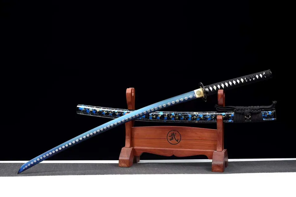 Katana Rei en acier au manganèse, lame bleue, tsuba en fer sculpté, vue 2