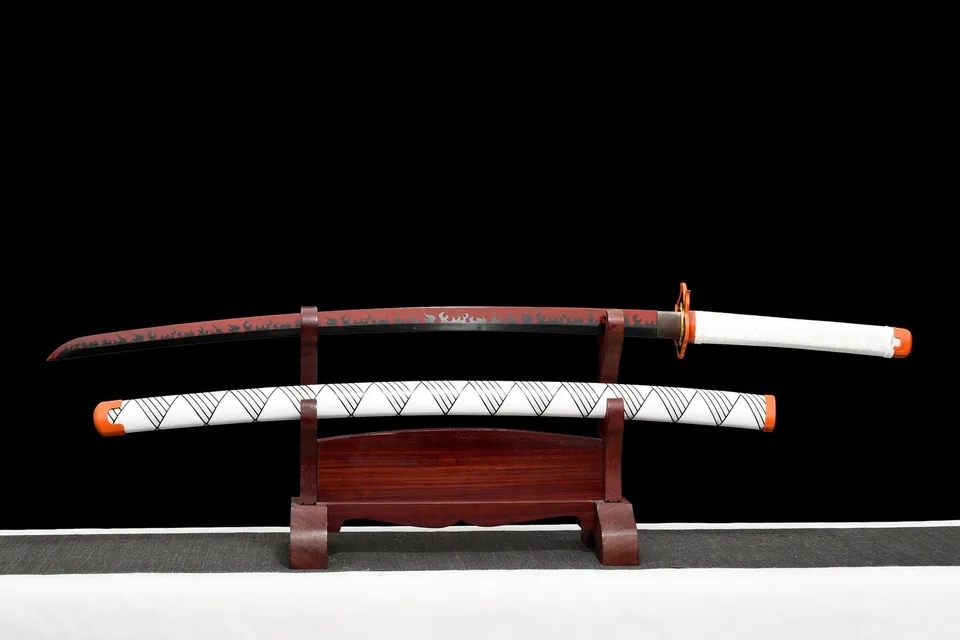 Katana Rengoku Demon Slayer en acier 1060, tsuba en fer sculpté, vue 2