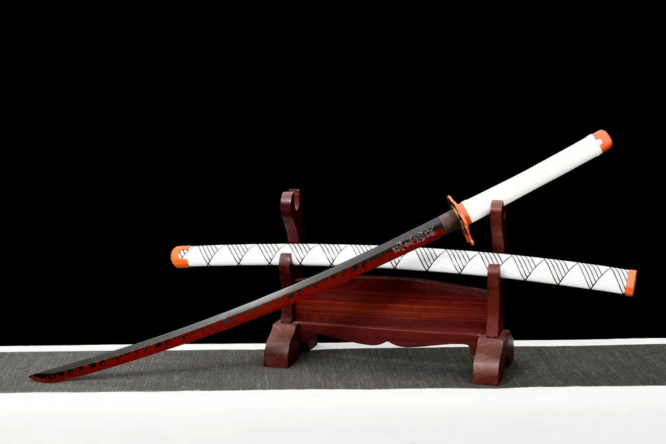 Katana Rengoku Demon Slayer en acier 1060, tsuba en fer sculpté, vue 3