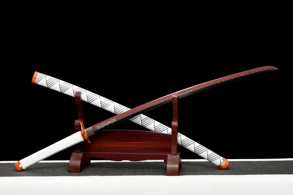 Katana Rengoku Demon Slayer en acier 1060, tsuba en fer sculpté, vue 4