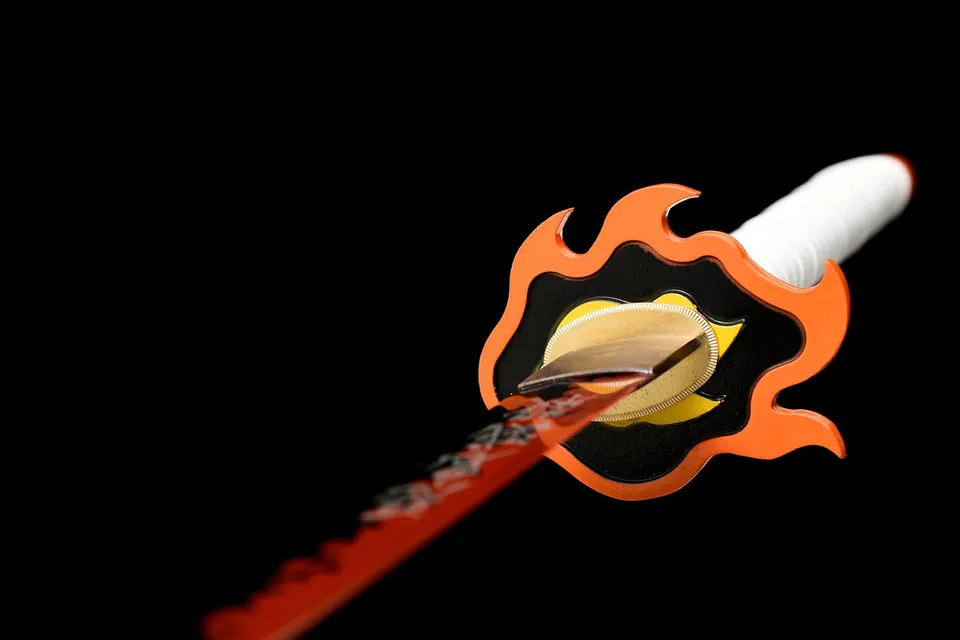 Katana Rengoku Demon Slayer en acier 1060, tsuba en fer sculpté, vue 5