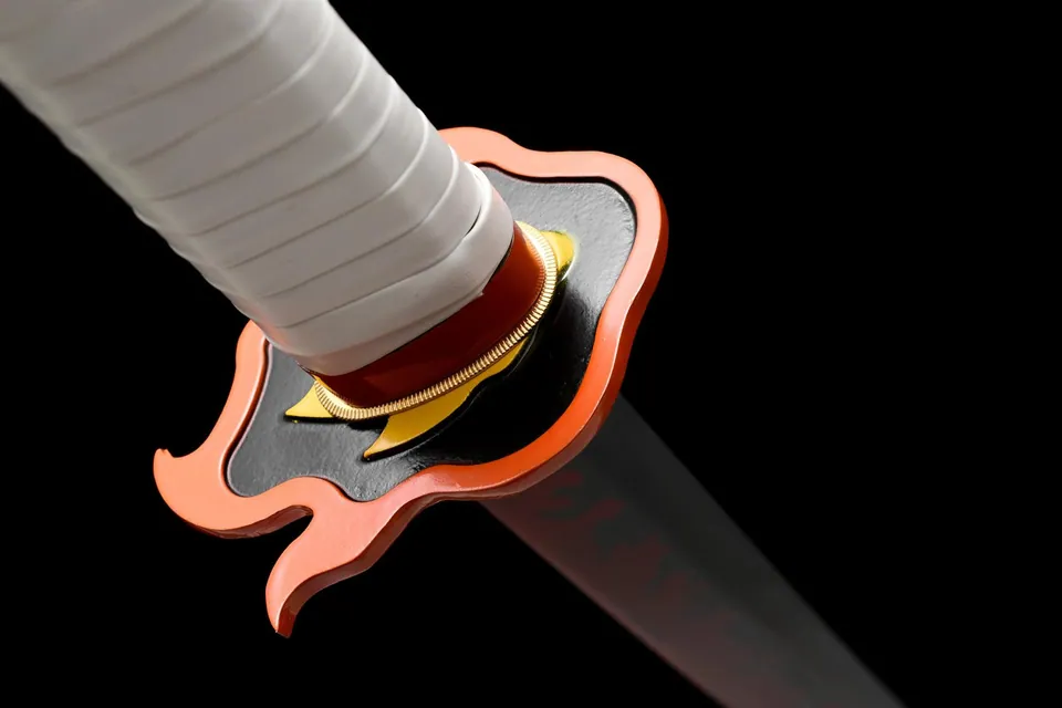Katana Rengoku Demon Slayer en acier 1060, tsuba en fer sculpté, vue 6
