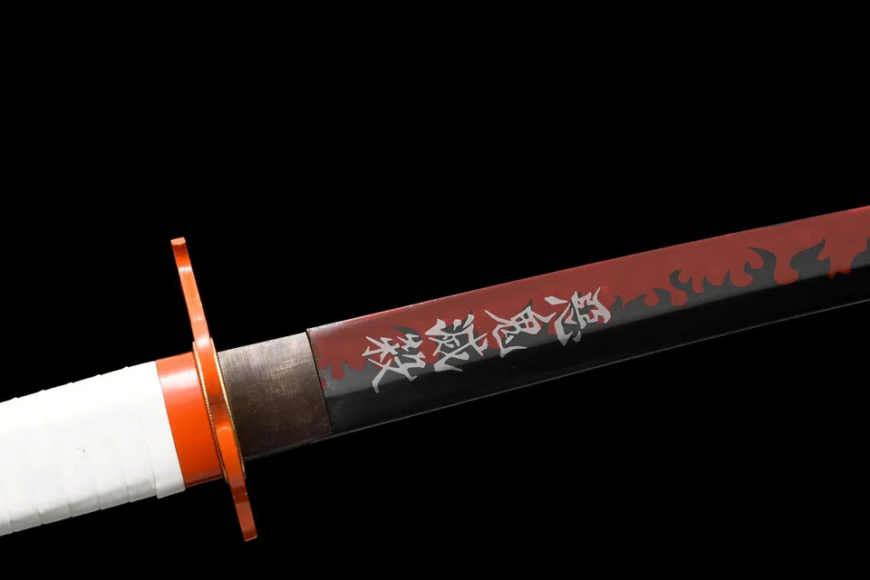 Katana Rengoku Demon Slayer en acier 1060, tsuba en fer sculpté, vue 7