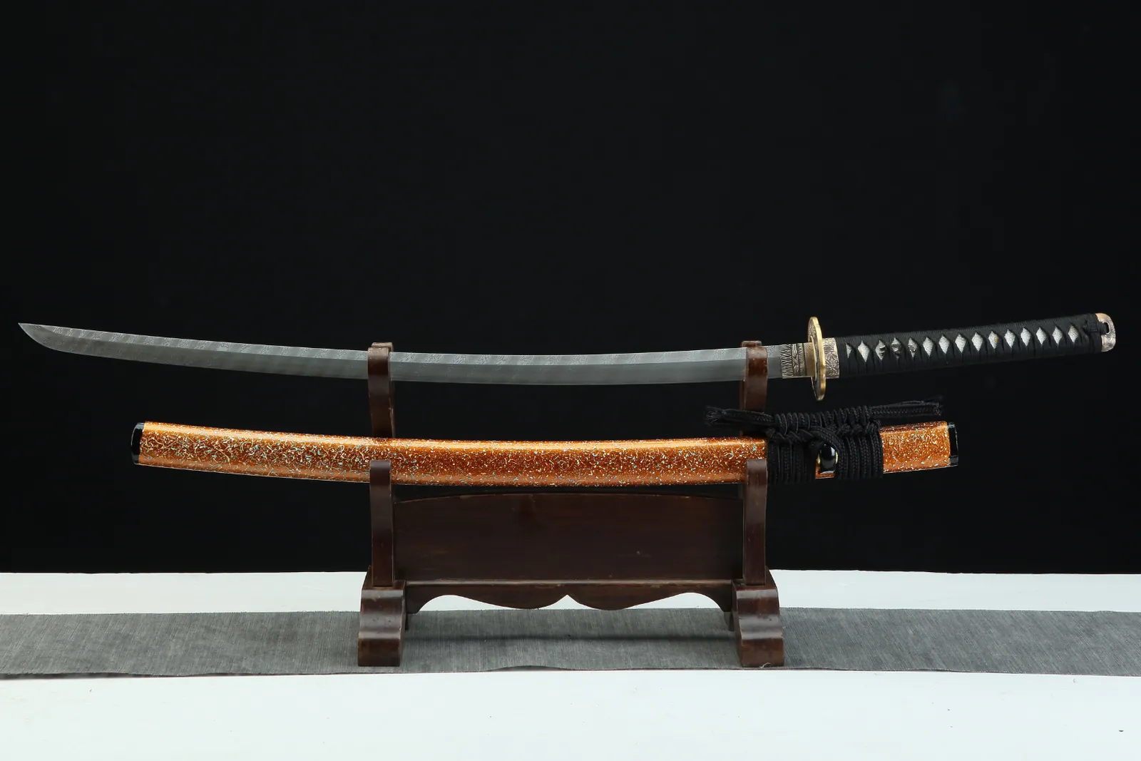 Katana Rōtasu en acier damas, tsuba aux fleurs gravées, saya orange, photo de couverture du guide « Katana ou sabre : quelle différence entre les deux ? »