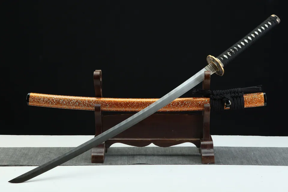 Katana Rōtasu en acier damas, tsuba aux fleurs gravées, saya orange, vue 2