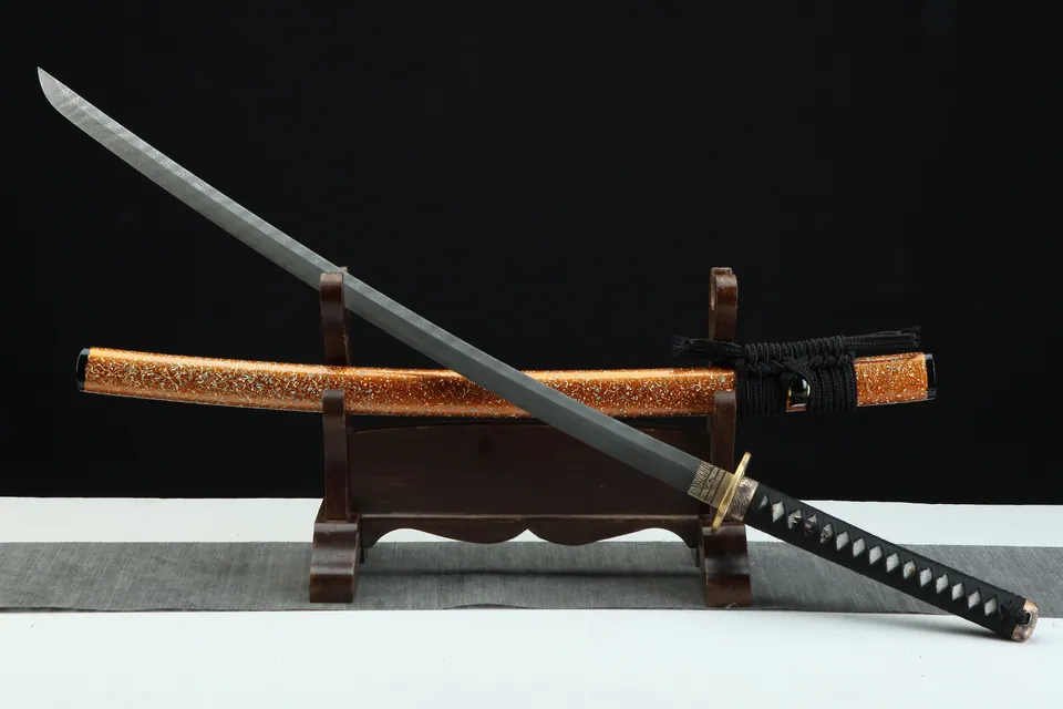 Katana Rōtasu en acier damas, tsuba aux fleurs gravées, saya orange, vue 3