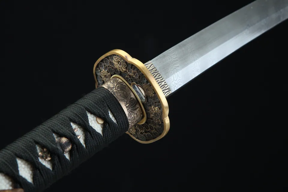 Katana Rōtasu en acier damas, tsuba aux fleurs gravées, saya orange, vue 4