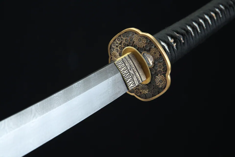 Katana Rōtasu en acier damas, tsuba aux fleurs gravées, saya orange, vue 6