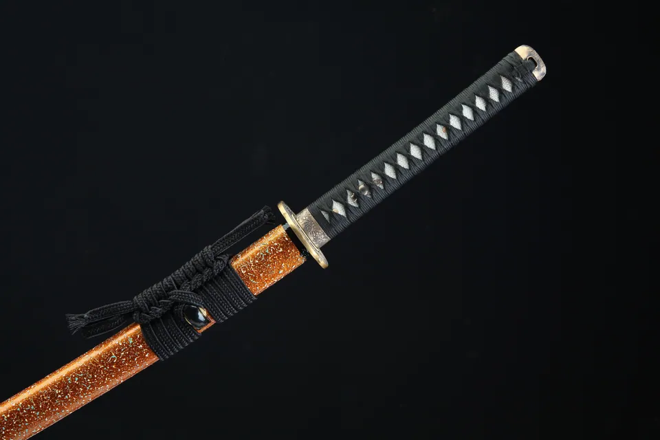 Katana Rōtasu en acier damas, tsuba aux fleurs gravées, saya orange, vue 7