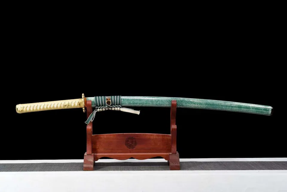 Katana Ryousei en acier T10 poli miroir, saya vert, tsuka-ito doré
