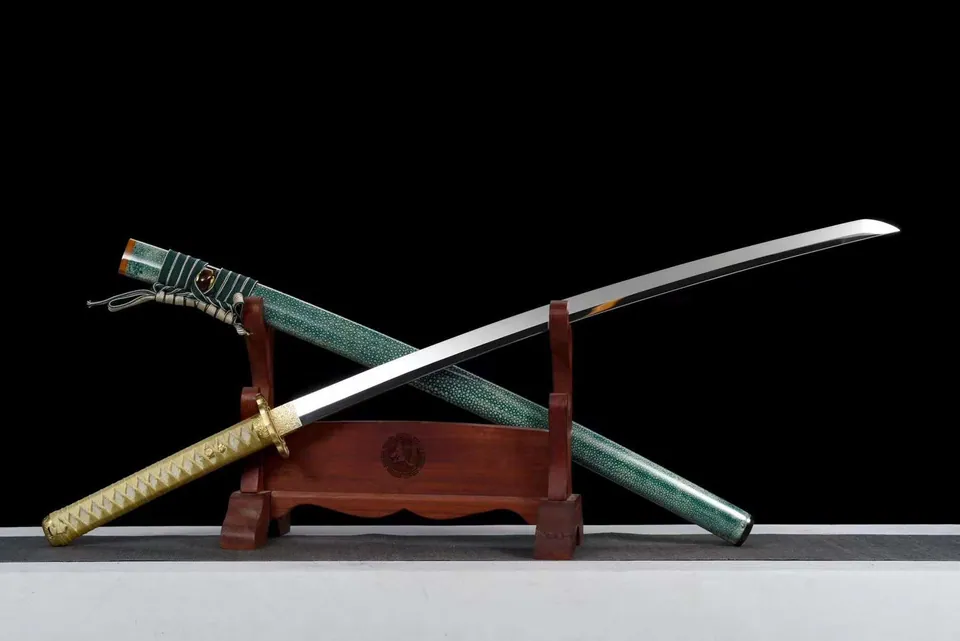 Katana Ryousei en acier T10 poli miroir, saya vert, tsuka-ito doré, vue 2