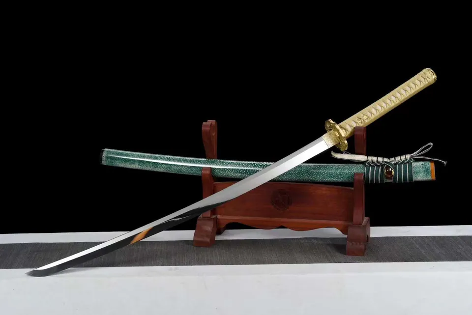 Katana Ryousei en acier T10 poli miroir, saya vert, tsuka-ito doré, vue 3