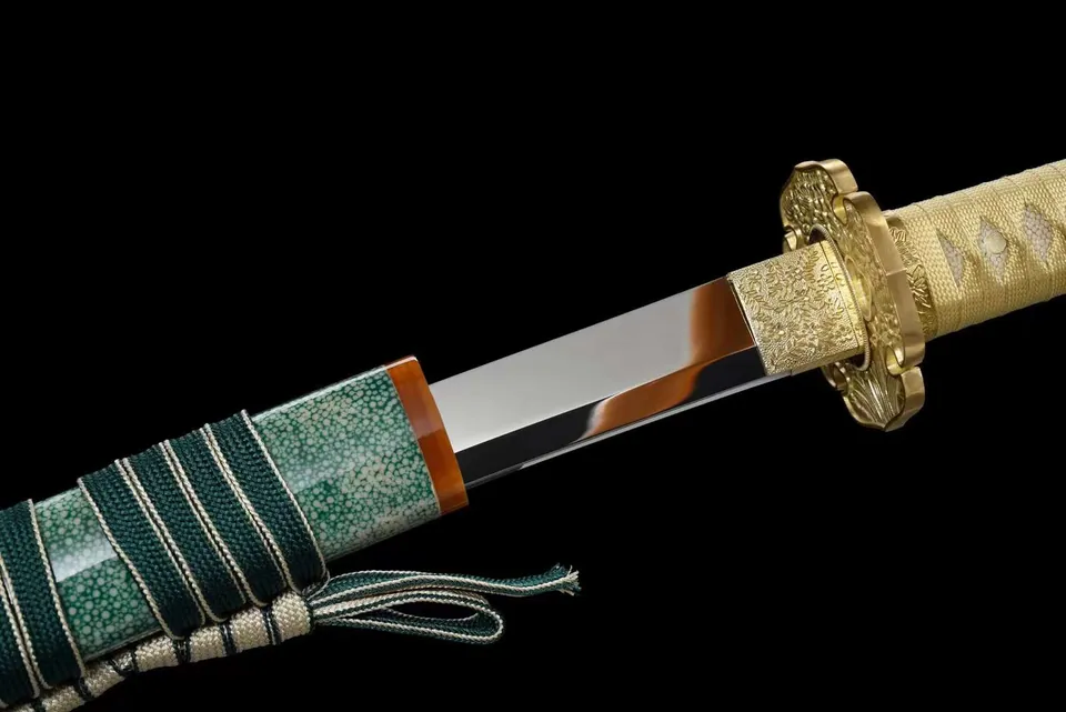 Katana Ryousei en acier T10 poli miroir, saya vert, tsuka-ito doré, vue 6