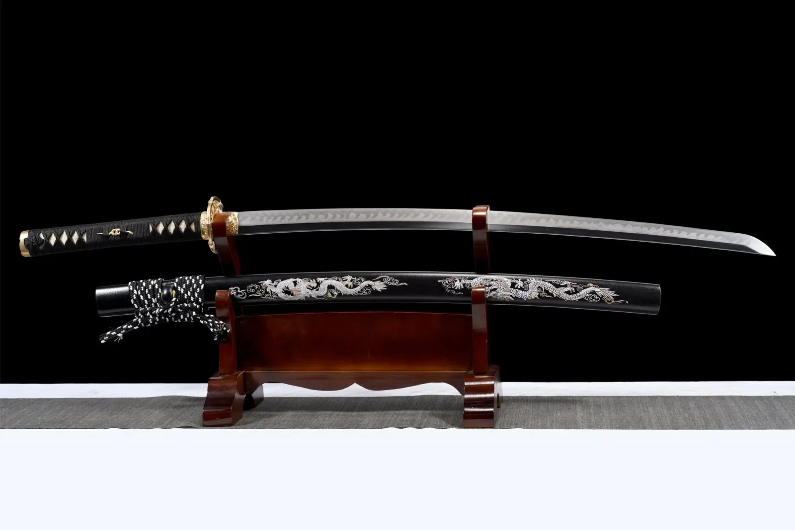 Katana Ryū no Hōkō en acier T10, saya noire, dragon incrusté d'argent, photo de couverture du guide « Dragon katana : sens du dragon japonais et motifs sur lame et monture »