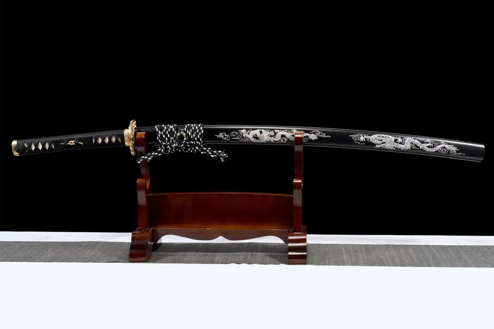 Katana Ryū no Hōkō en acier T10, saya noire, dragon incrusté d'argent, vue 2