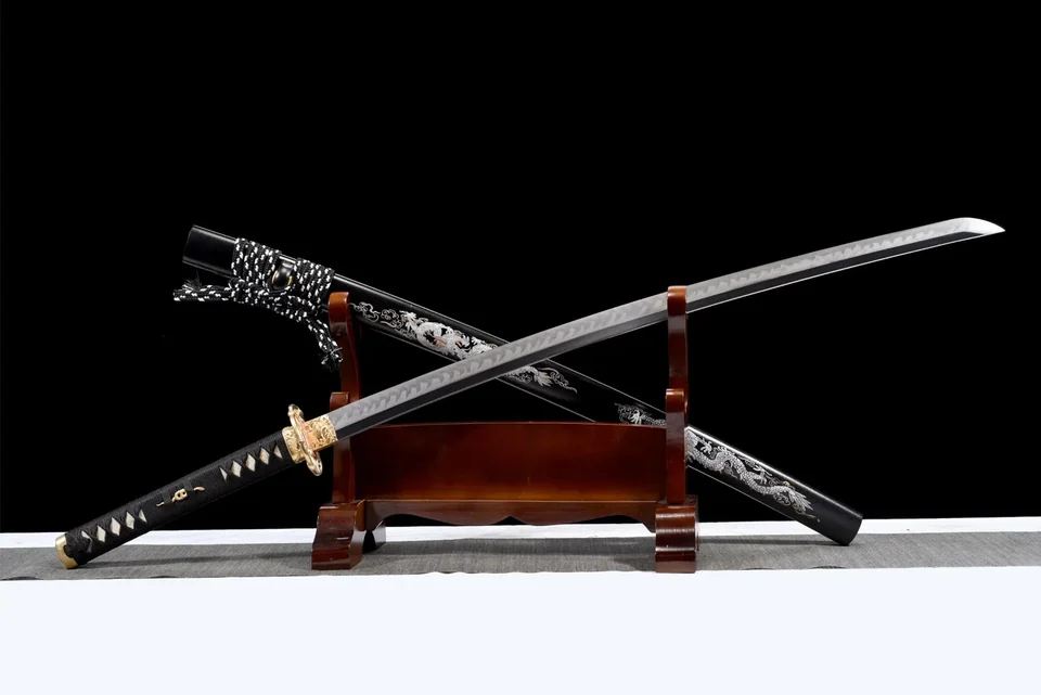 Katana Ryū no Hōkō en acier T10, saya noire, dragon incrusté d'argent, vue 3